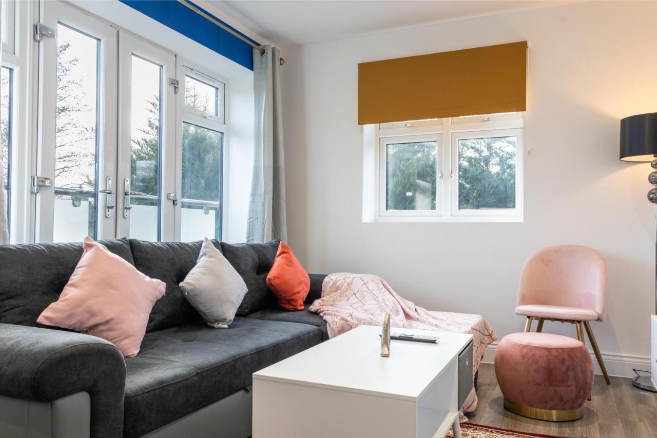 Hatfield Haven - Modern 2-Bed Retreat Near Uni, Business Park & City Center, Free Parking, Big Savings On Longer Stays Hatfield (Hertfordshire) Exterior foto