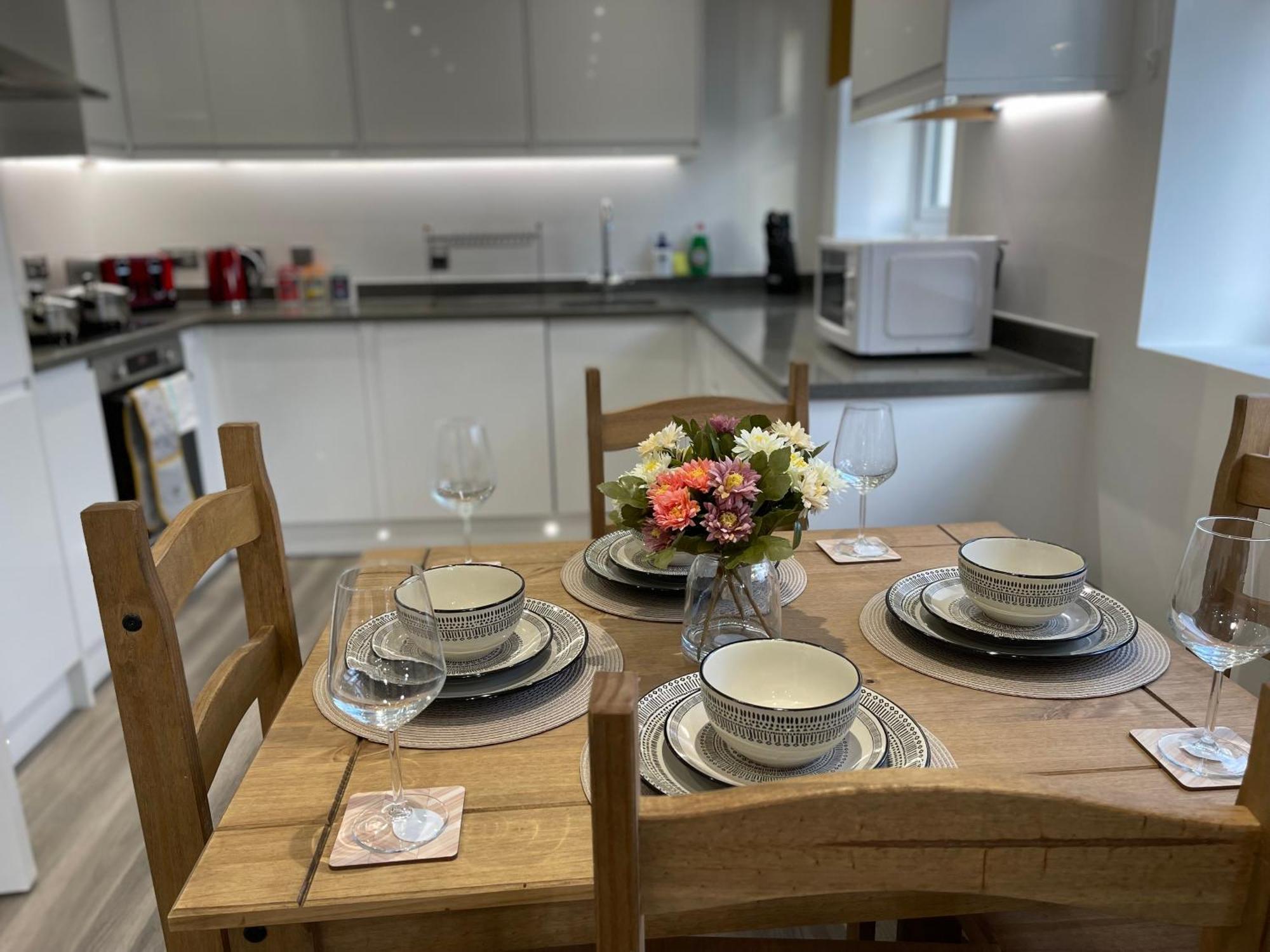 Hatfield Haven - Modern 2-Bed Retreat Near Uni, Business Park & City Center, Free Parking, Big Savings On Longer Stays Hatfield (Hertfordshire) Exterior foto